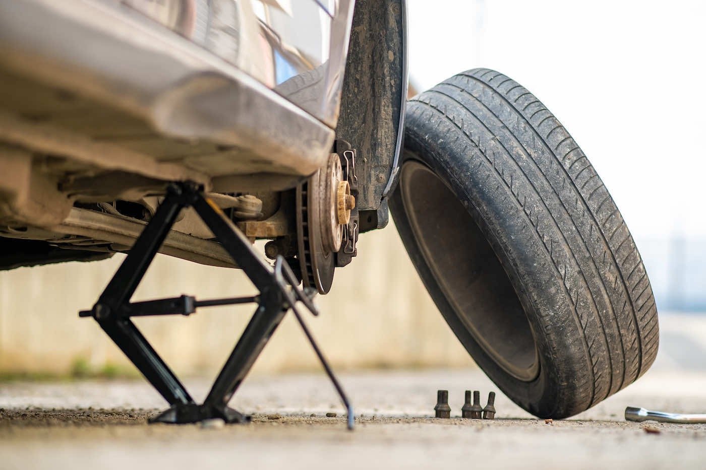edmonton-towing-side-tire-change-